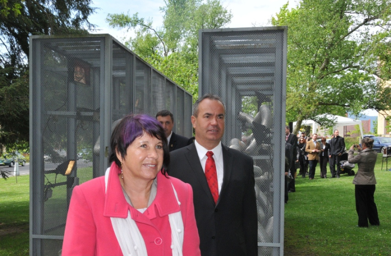 Hejtman LK S. Eichler a jeho  náměstkyně L. Vajnerová prošli památníkem obětem války na Štěfánikově námstí v Liberci. 